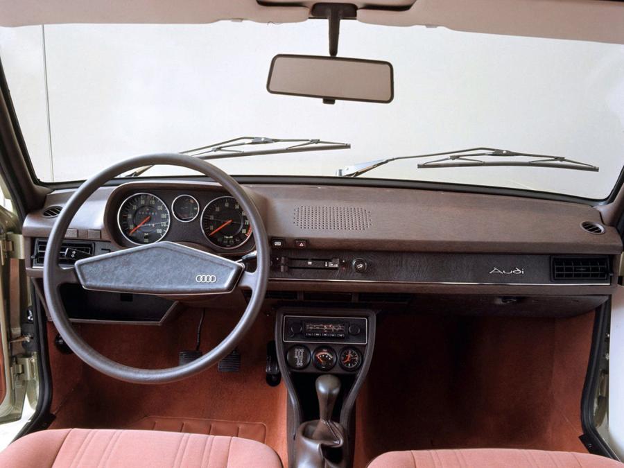 Торпедо Audi 80 4-Door Sedan (B1) 1976 года  (фото 4 из 5)
